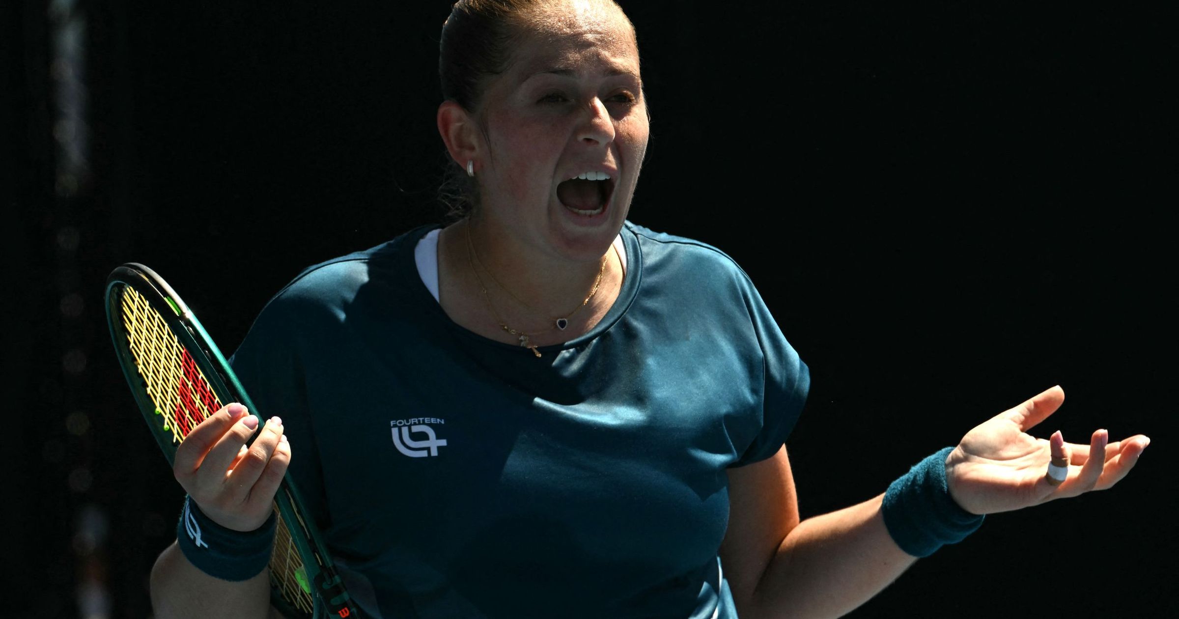 Jelena Ostapenko, eliminată surprinzător de la Australian Open 2026 Jelena Ostapenko, cap de serie numărul 24, a fost eliminată prematur de la Australian Open 2026, după ce a condus cu set și 4-2 în meciul din runda a doua împotriva jucătoarei chineze Xinyu Wang (46 WTA)