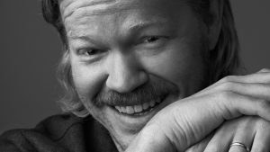 Jesse Plemons dezvăluie secretele din “Bugonia” și ilustrează teorii conspiraționiste