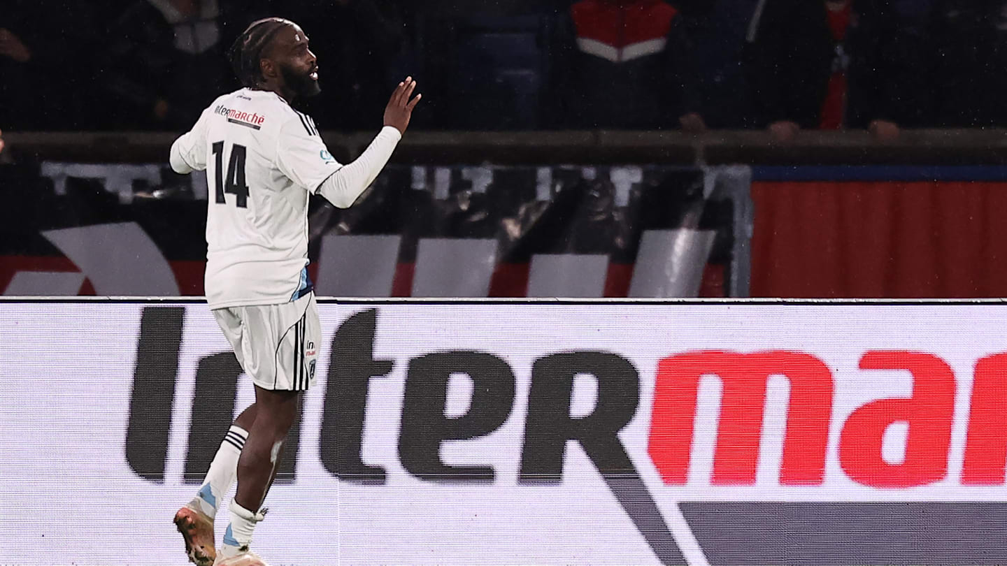 Jonathan Ikoné elimină PSG în Cupa Franței, dar își păstrează modestia Jonathan Ikoné a avut o seară de neuitat în cadrul meciului de luni, când scorul final a fost de 1-0 în favoarea echipei sale, Lille, în fața colosului Paris Saint-Germain