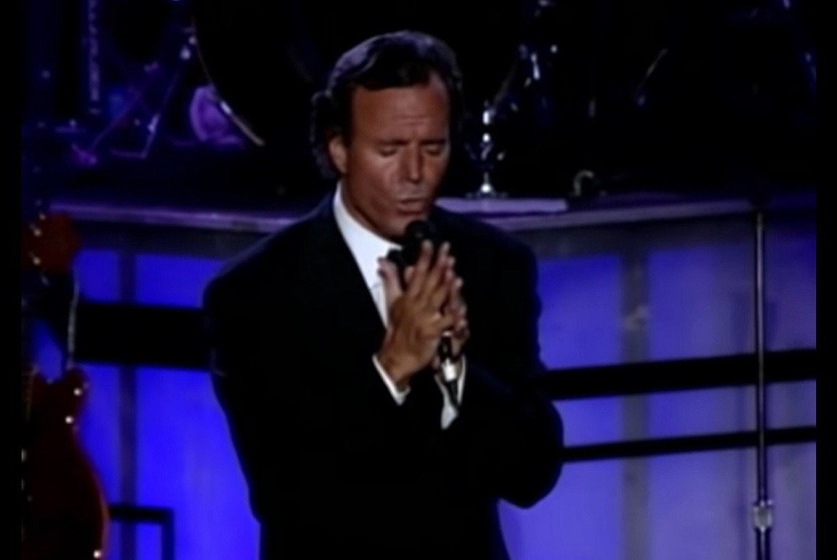 Julio Iglesias, legenda muzicii spaniole, a ajuns în centrul unei controverse extrem de uriașe, după ce două foste angajate ale echipei sale au făcut acuzații grave de agresiuni sexuale