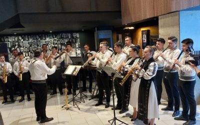 Tinerii din familia Junii Sibiului încing Hora Unirii • Star Sibian