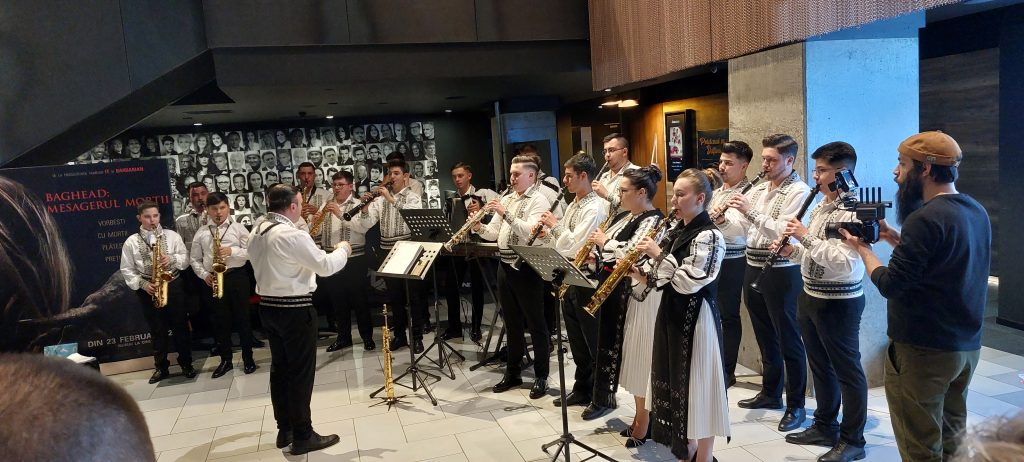 Tinerii din familia Junii Sibiului încing Hora Unirii • Star Sibian