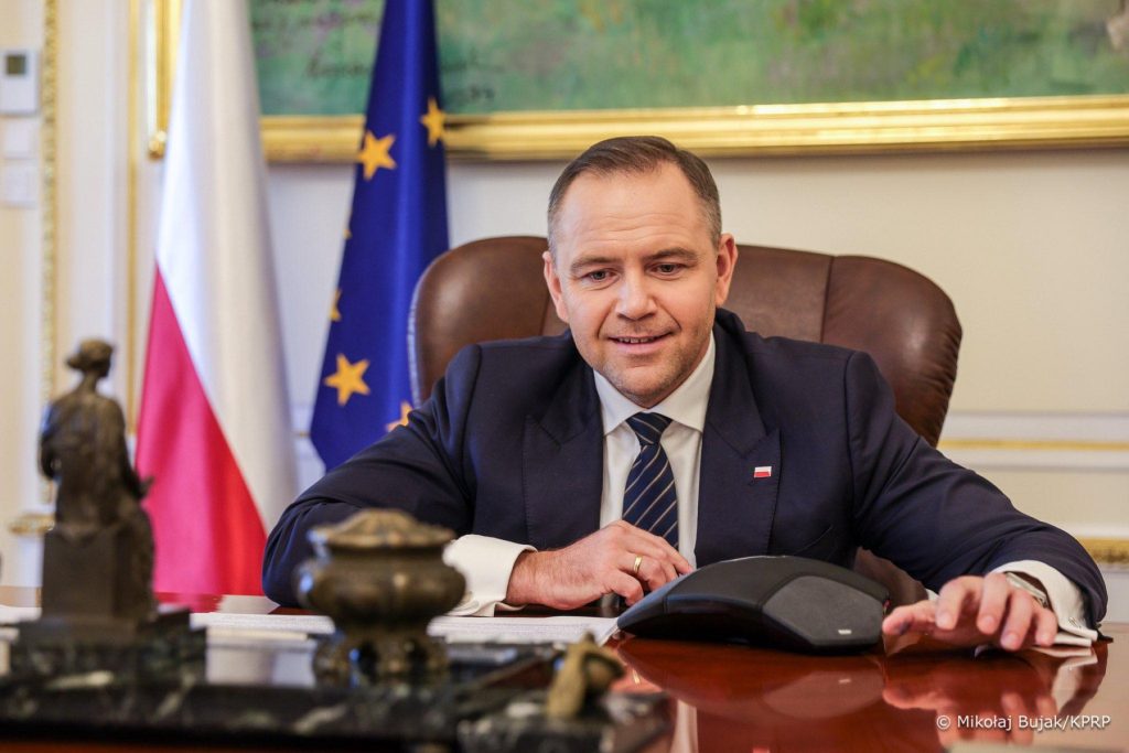 Polonia și SUA se solidarizează în opoziția față de legislația UE privind platformele online Într-o mișcare care marchează o aliniere notabilă între naționalismul european și interesele americane, președintele naționalist al Poloniei, Karol Nawrocki, a declarat vineri o poziție comună cu fostul președinte american Donald Trump, respingând proiectele legislativului european de reglementare a rețelelor sociale
