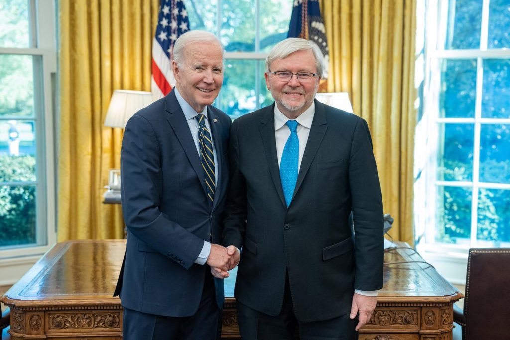 Kevin-Rudd-ambasadorul-Australiei-in-SUA-si-presedintele-american-Joe-Biden-la-Washington-pe-1-mai-2.jpeg
