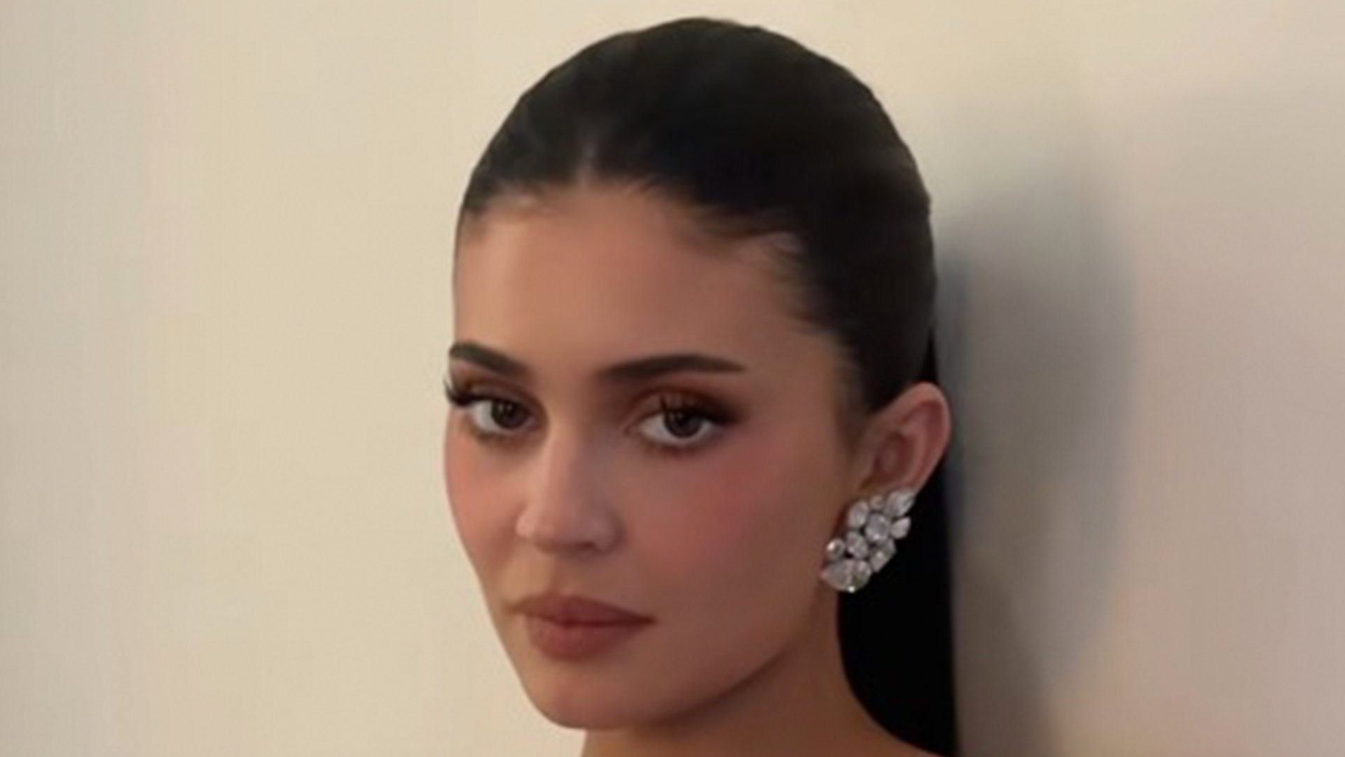 Kylie Jenner, strălucire de aur la Premiile Golden Globes Kylie Jenner a surprins fanii cu o apariție spectaculoasă la cea de-a 83-a ediție a Premiilor Golden Globes