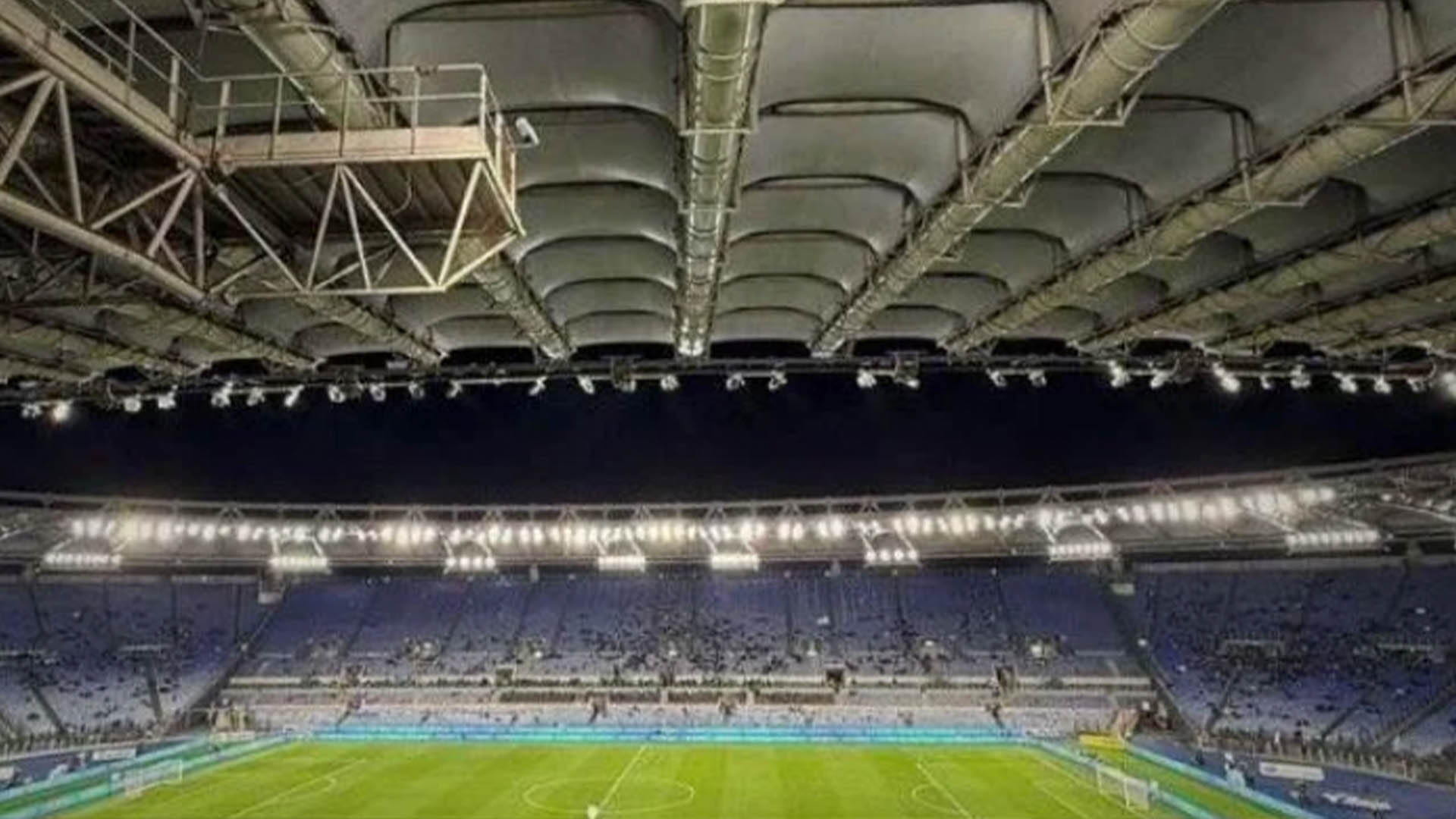 Protestul fanilor la Lazio: O tribună aproape goală și o victorie amară Fanii echipei Lazio au decis să protesteze împotriva proprietarului Claudio Lotito, lăsând arena Stadio Olimpico aproape complet goală în timpul victoriei echipei sale cu 3-2 în fața Genoa, grație unui gol marcat în minutul 10 al timpului suplimentar