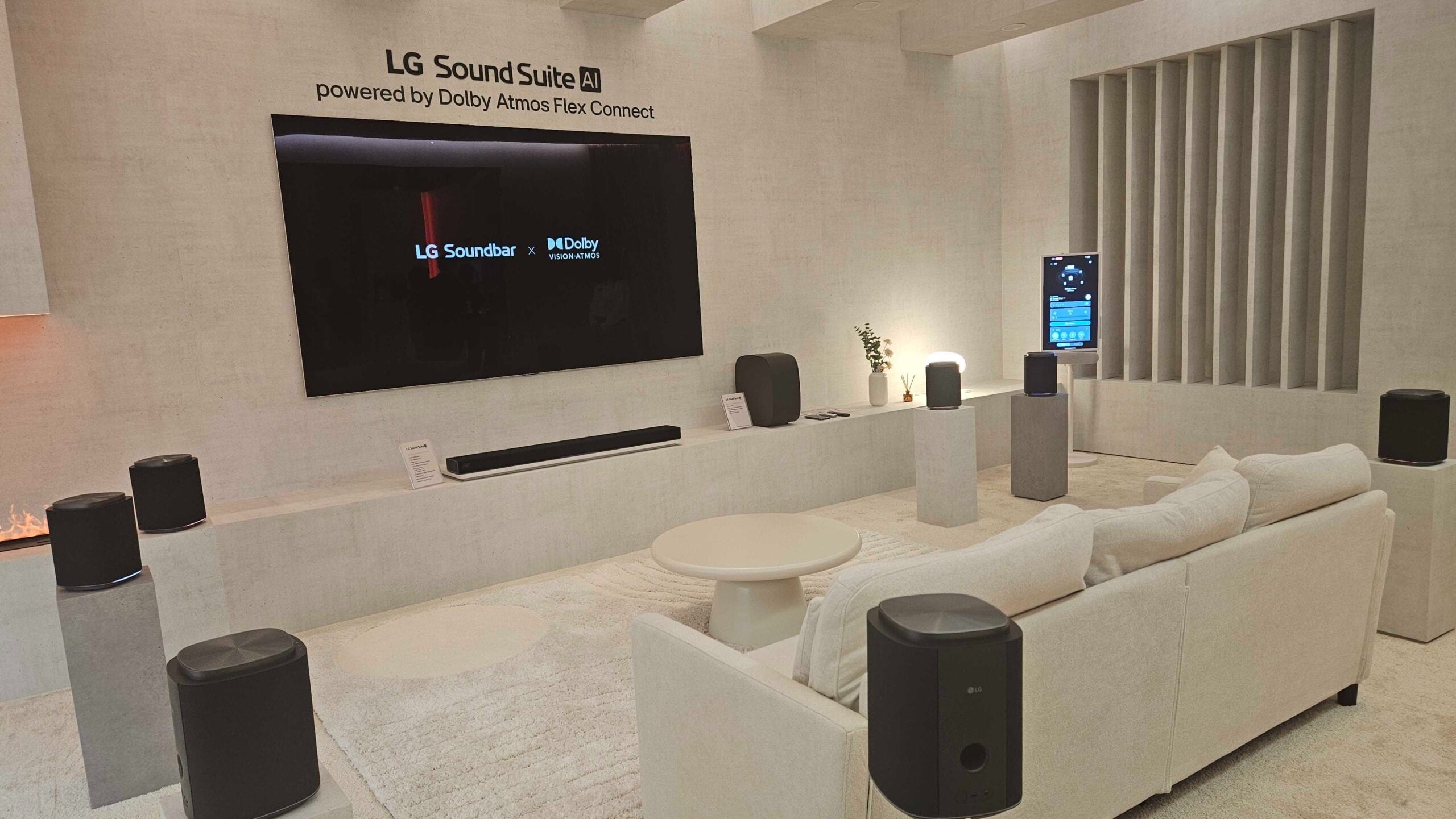LG face un pas spectaculos pe piața sistemelor audio premium pentru home cinema, prezentând la CES 2026 noua gamma Sound Suite, o ofertă care promite să revoluționeze modul în care ne bucurăm de experiența audio în living
