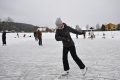 o persoana patineaza pe lacul balaton inghetat