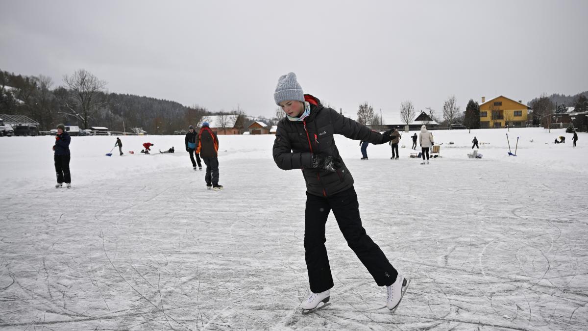 o persoana patineaza pe lacul balaton inghetat