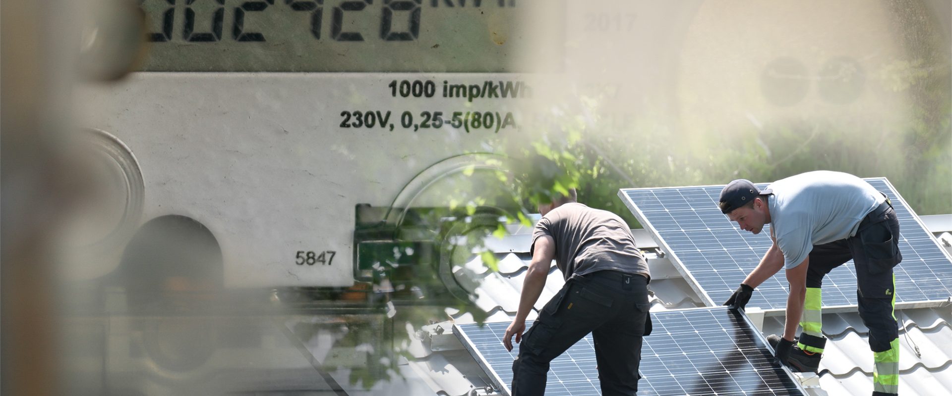 Panouri solare pe acoperișul unei locuințe. Colaj: Ion Mateș / Hotnews. Foto: Inquam Photos, Dreamstime