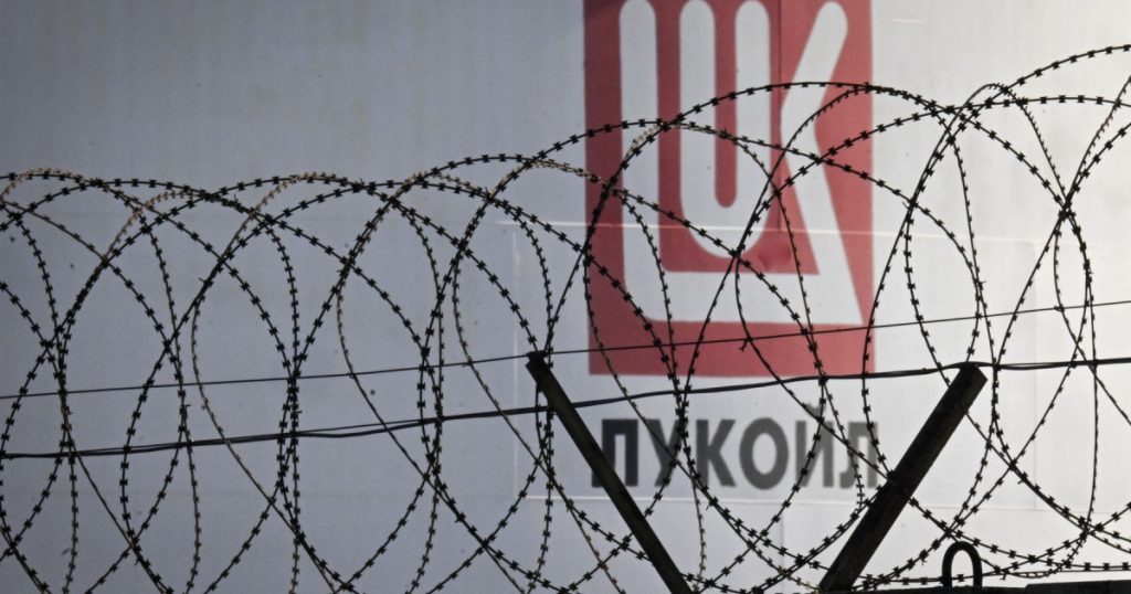 Lukoil a decis cui va vinde activele străine, în valoare de 22 de miliarde de dolari. Ce afaceri are compania în România