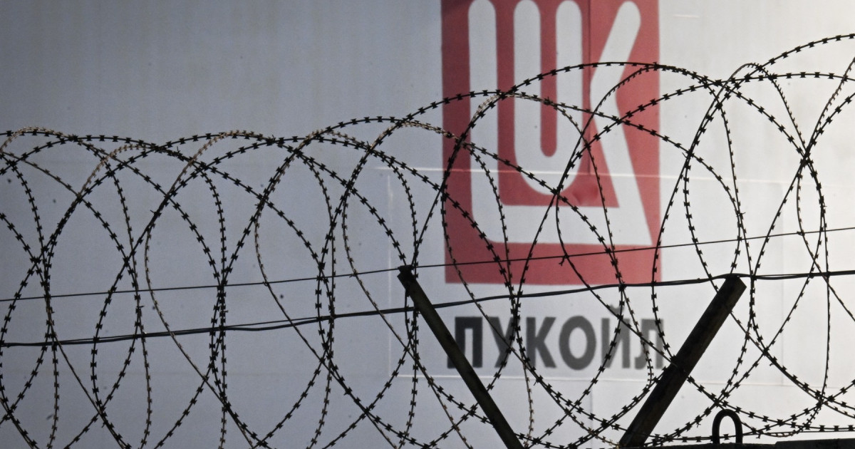 Lukoil a decis cui va vinde activele străine, în valoare de 22 de miliarde de dolari. Ce afaceri are compania în România