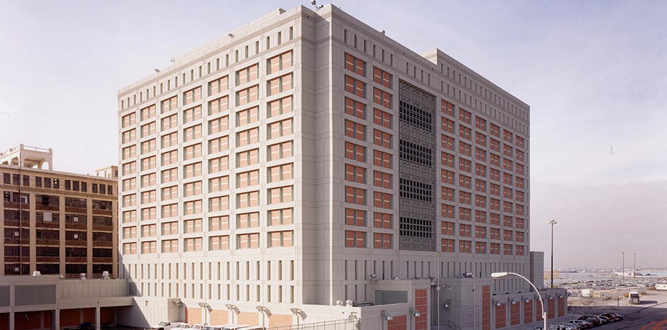 Centrul de detenţie metropolitan din Brooklyn, New York, cunoscut sub denumirea de MDC, a atras atenţia internaţională nu doar pentru standardele sale de securitate, ci şi pentru lista impresionantă de deţinuţi celebri care şi-au petrecut acolo timpul