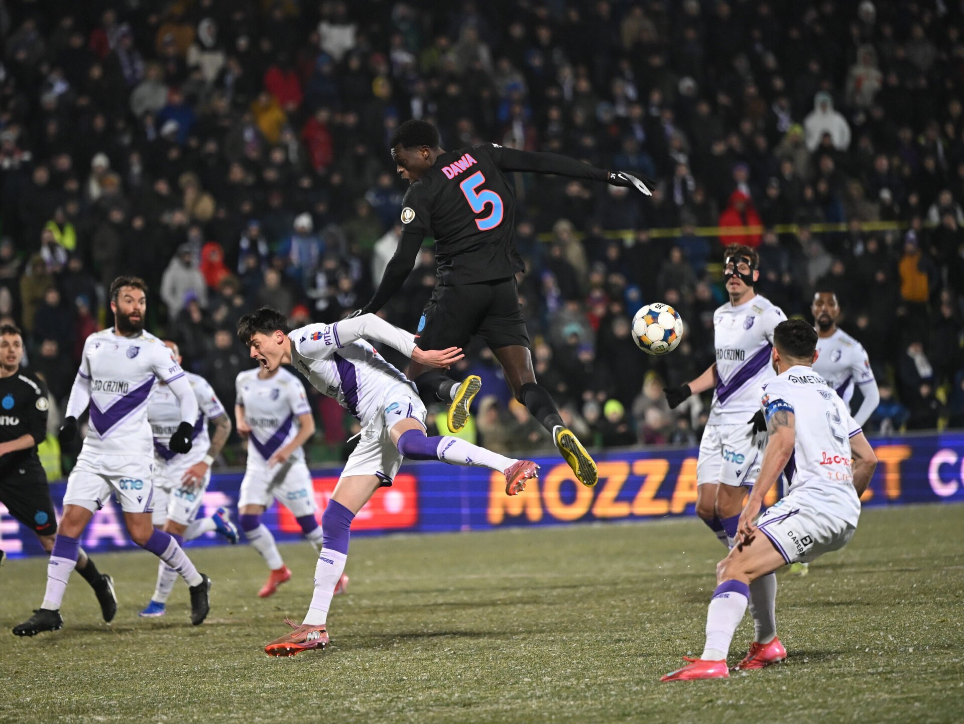 Revenirea spectaculoasă a lui Joyskim Dawa pe terenul de fotbal Joyskim Dawa, stoperul camerunez al echipei FCSB, a făcut o revenire impresionantă pe teren după o absență de 300 de zile cauzată de o accidentare gravă