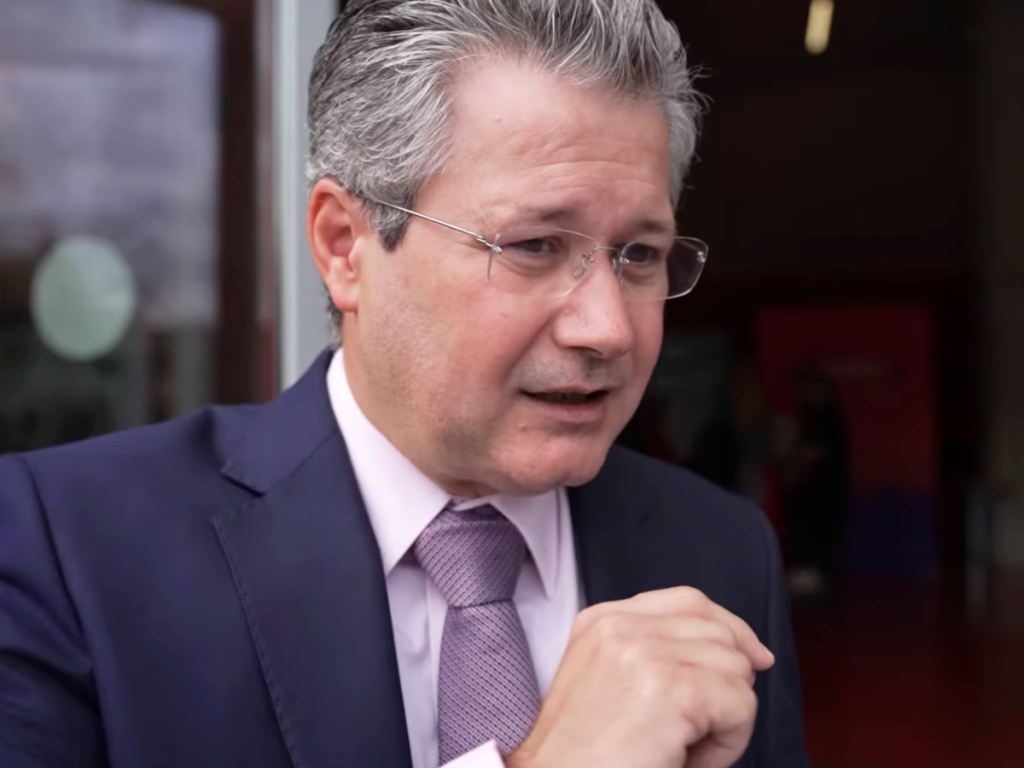 Mihnea Costoiu, singurul rector din România fără titlu de doctor, primește o distincție controversată din partea Universității Tehnice a Moldovei Întreaga comunitate academică și intelectuală din România a fost surprinsă, zilele trecute, de anunțul acordării titlului de Doctor Honoris Causa rectorului Mihnea Costoiu, cel mai înalt reprezentant al Universității Politehnica din București