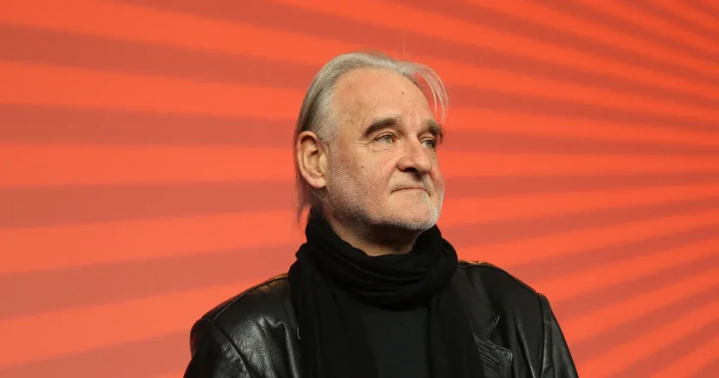 Moartea lui Tarr Béla: Un icon al cinematografiei maghiare s-a stins Tarr Béla, unul dintre cei mai influenți cineaști ai filmului maghiar și internațional, a murit în această dimineață la vârsta de 70 de ani, după o lungă și grea suferință