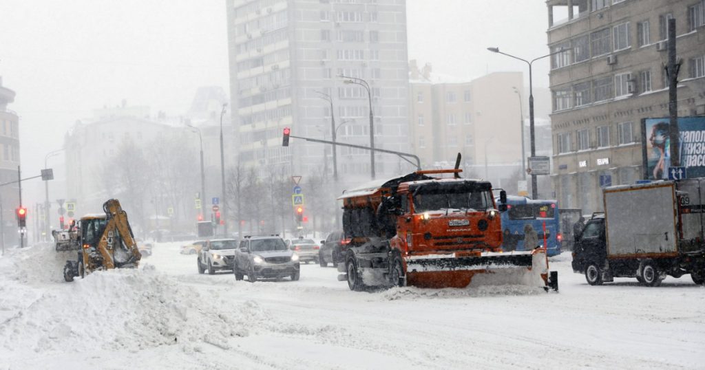 Moscova se confruntă cu cele mai mari ninsori din această iarnă: zăpadă de 30 de centimetri, zboruri anulate, drumuri închise