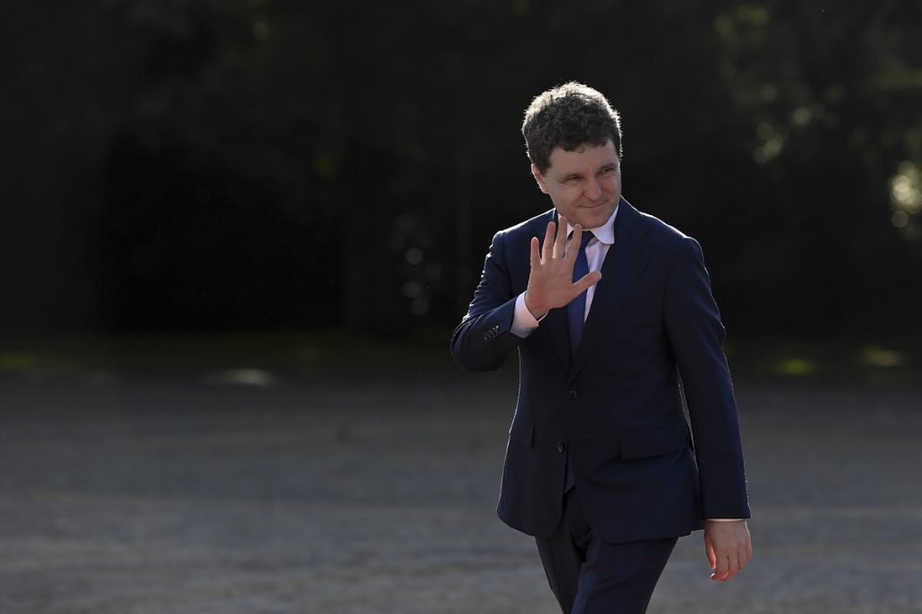 Nicușor Dan folosește aeronavă militară pentru deplasări externe, motivând: „Am fost deconectat patru ore și jumătate de la realitatea din România”