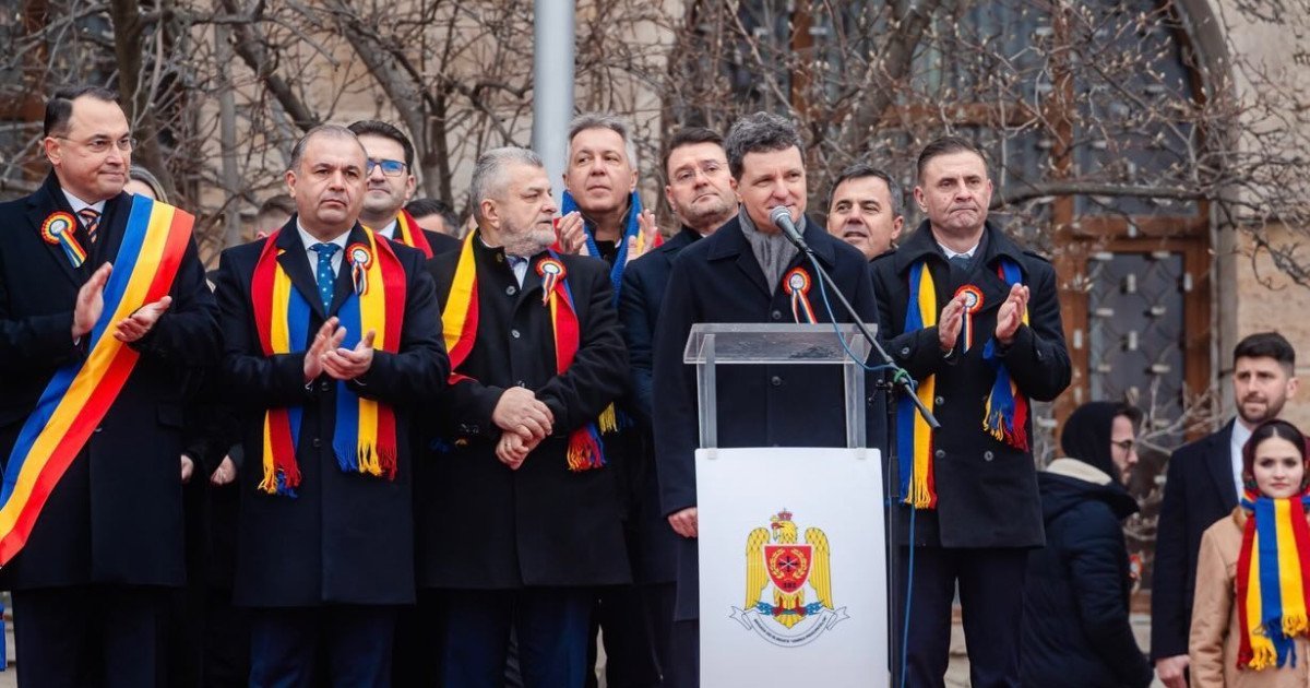 Nicușor Dan: Imnul național, simbol al unității românești, nu trebuie huiduit Președintele Nicușor Dan a subliniat importanța respectului față de istoria națională și a valorii imnului național, afirmând că acesta reprezintă un simbol esențial al României, care nu ar trebui să fie supus huiduielilor