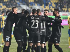 Universitatea Craiova umilește Petrolul cu 4-0 și revine pe prima poziție