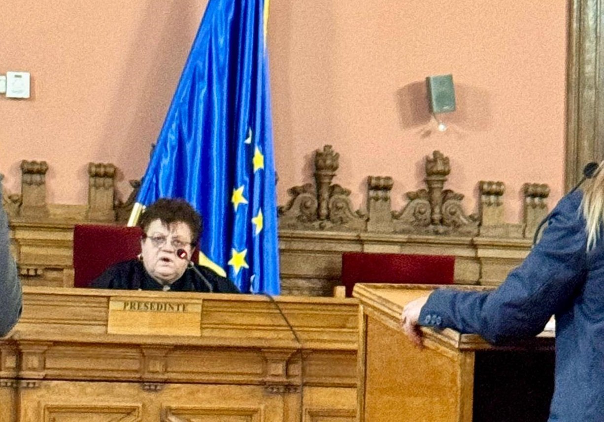 Judecătoarea Olimpiea Crețeanu a decis să amâne pronunțarea verdictului în procesul privind suspendarea a doi judecători ai Curții Constituționale, Dacian Dragoș și Mihai Busuioc, lăsând astfel spectatorii politici și judecători în așteptare până pe 30 ianuarie