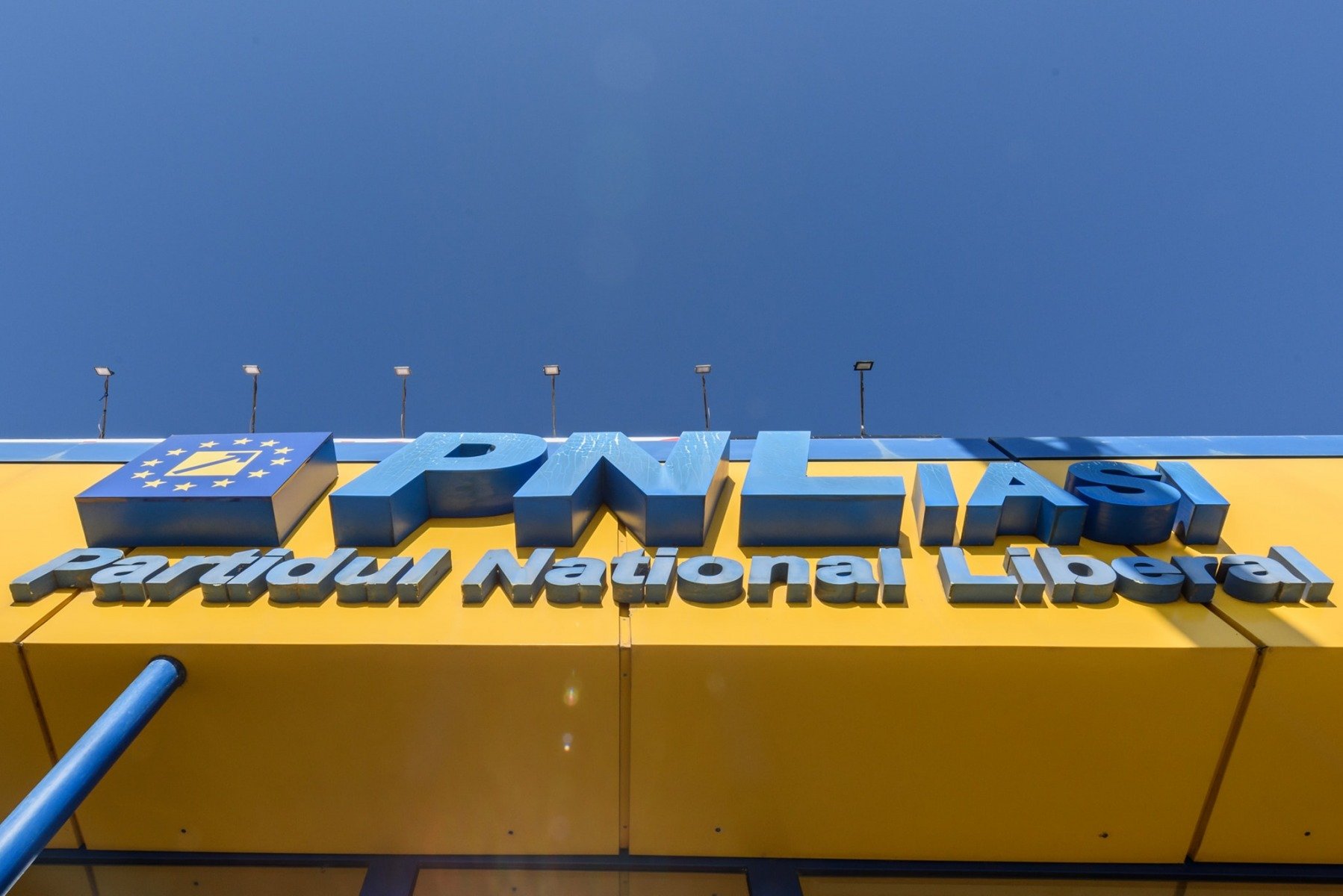 PNL Iași își reafirmă autoritatea internă: masuri pentru responsabilizare și transparență în partid Într-o atmosferă tensionată care a marcat începutul anului pentru PNL Iași, în cadrul primei întâlniri a Biroului Politic Județean (BPJ) din acest an s-au discutat și adoptat măsuri menite să întărească disciplina internă, transparența și responsabilitatea în rândul liderilor liberali