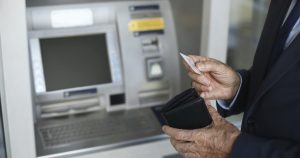 Poliția caută persoana care a abandonat 15.000 de lei la bancomat