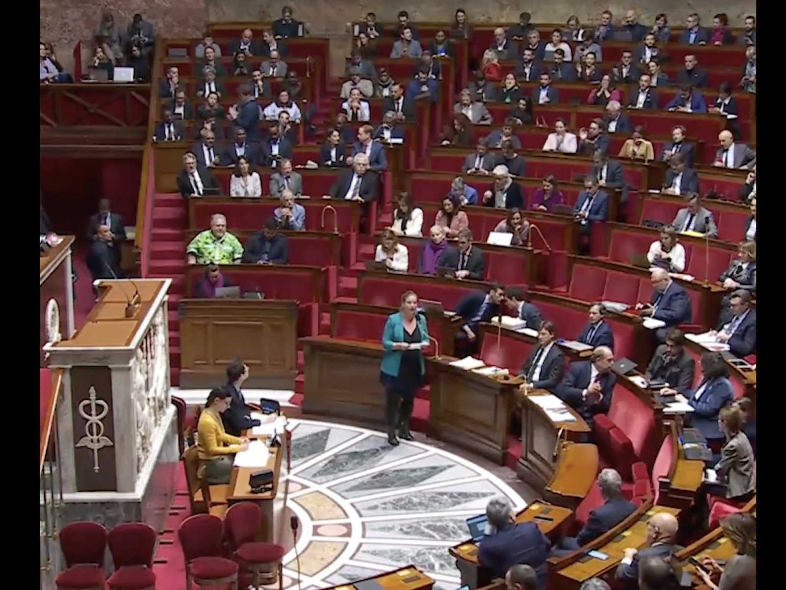Guvernul minoritar al Franței, condus de prim-ministrul Sébastien Lecornu, a reușit să își păstreze poziția în ciuda unor încercări concertate de a-i sfâșia stabilitatea politică