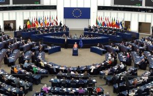 Parlamentul European aprobă un împrumut de 90 mld. EUR pentru Ucraina, rambursabil după despăgubiri de război