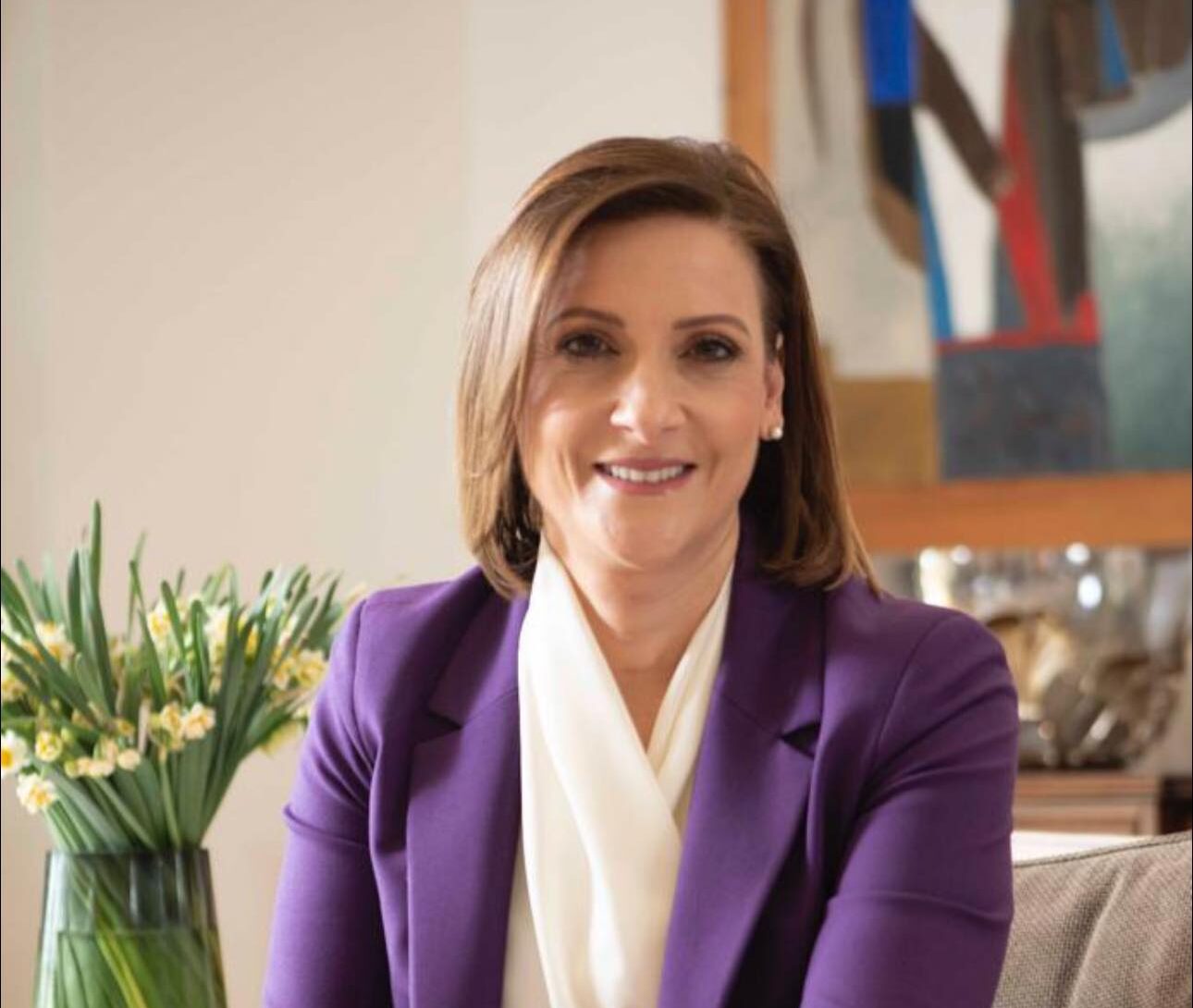 Prim-divanța Ciprului, Philippa Karsera, anunță demisia din conducerea unui fond caritabil în contextul acuzațiilor de corupție Situație explosivă în mediul politic și social cipriot, după ce Philippa Karsera, prima doamnă a insulei și o figură cunoscută pentru activitatea sa filantropică, a declarat oficial că va părăsi poziția de membru în comitetul unui fond caritabil, în urma acuzațiilor de corupție care îl vizează pe fondatorul organizației