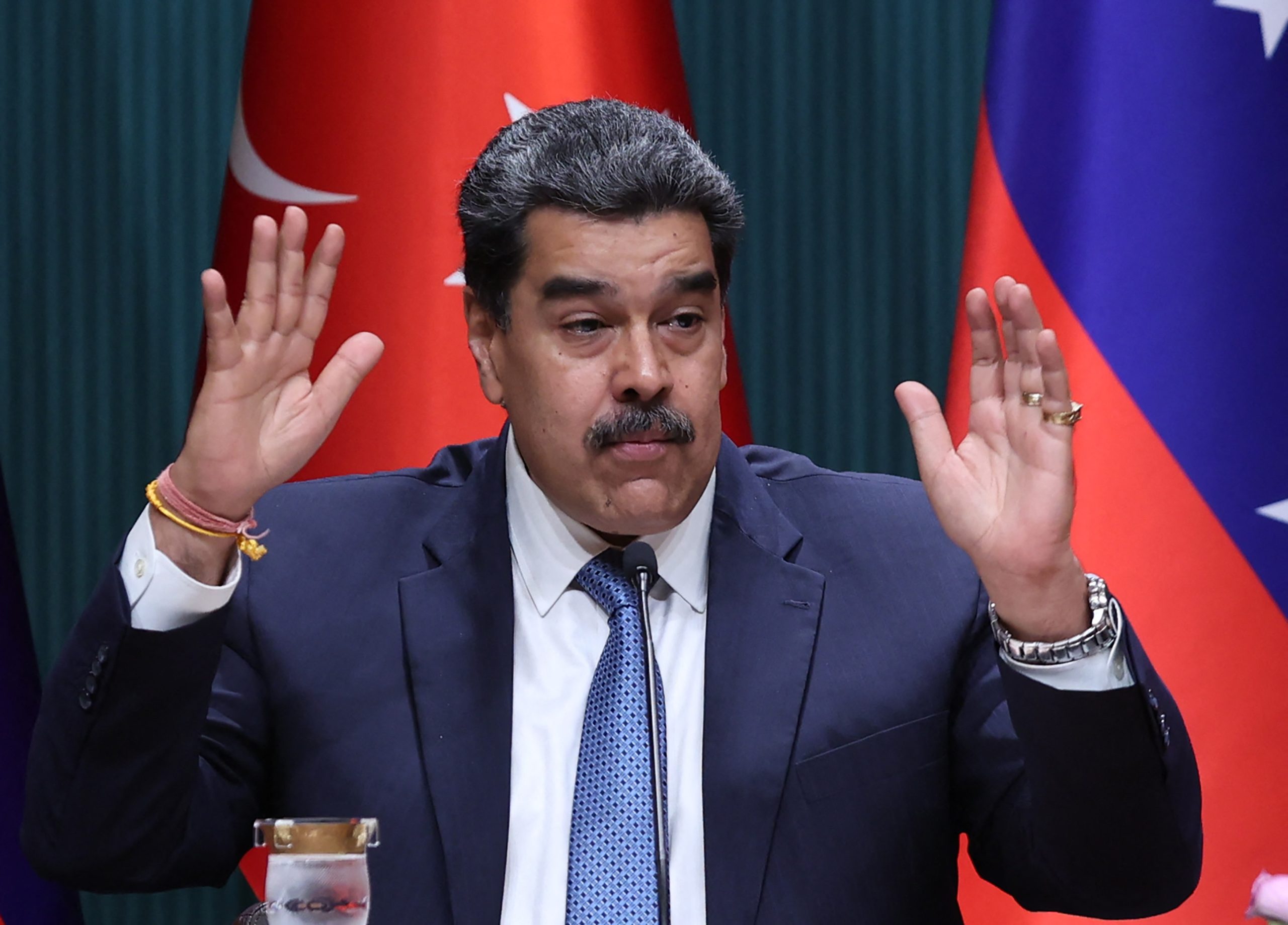 Capturarea lui Nicolas Maduro: SUA acționează decisiv în Venezuela Într-o acțiune riscantă, Statele Unite ale Americii au efectuat sâmbătă dimineață un atac militar de amploare împotriva Venezuelei, în urma căruia președintele Nicolas Maduro și soția sa, Cilia Flores, au fost capturați și transportați în afara țării