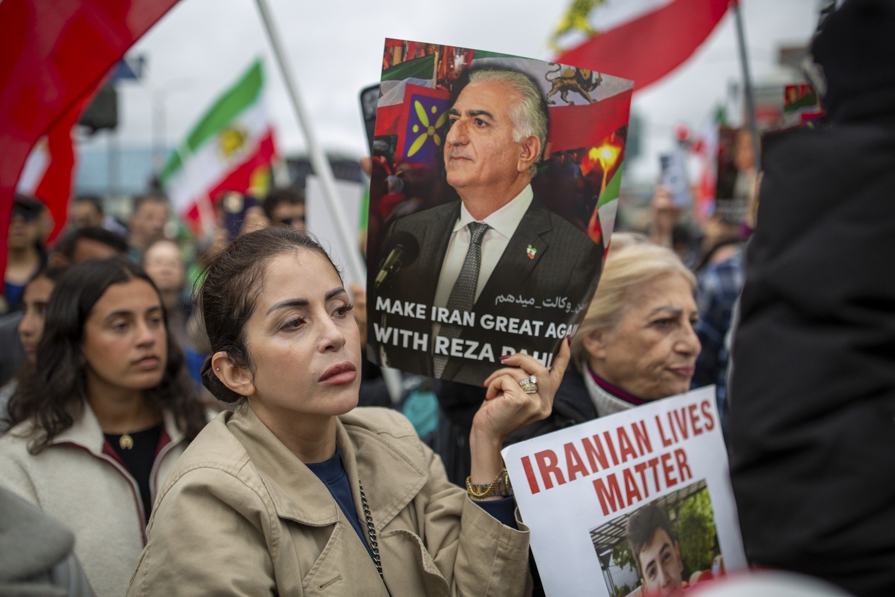 Zelenski și prințul moștenitor Reza Pahlavi, o întâlnire surprinzătoare la Paris Președintele ucrainean Volodimir Zelenski s-a întâlnit vineri la Paris cu prințul moștenitor al Iranului, Reza Pahlavi, exilat în urma Revoluției Islamice din 1979