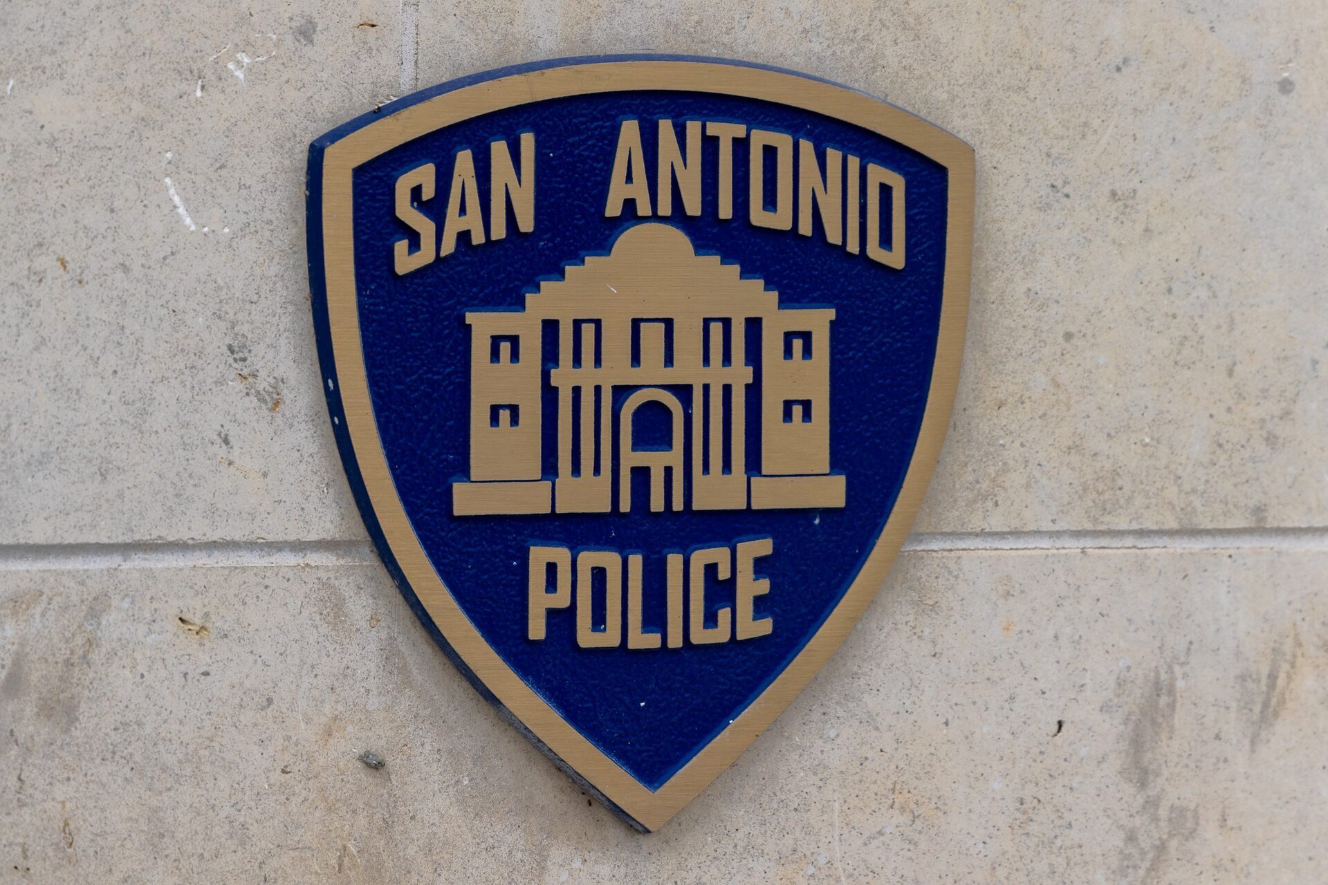 Sindicatul polițiștilor din San Antonio începe negocierile pentru un nou contract Sindicatul polițiștilor din San Antonio (SAPOA) a demarat vineri negocierile colective pentru un nou contract cu autoritățile locale, un proces care va dura 60 de zile