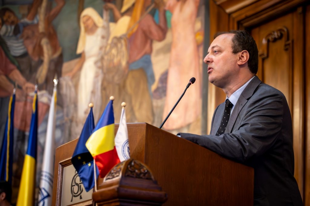 Reforma educației digitale: o necesitate urgentă într-un ritm alert Într-un context în care tehnologia evoluează cu o viteză fulminantă, statul român și sistemul de învățământ trebuie să repornească urgent procesul de adaptare pentru a ține pasul cu această revoluție digitală