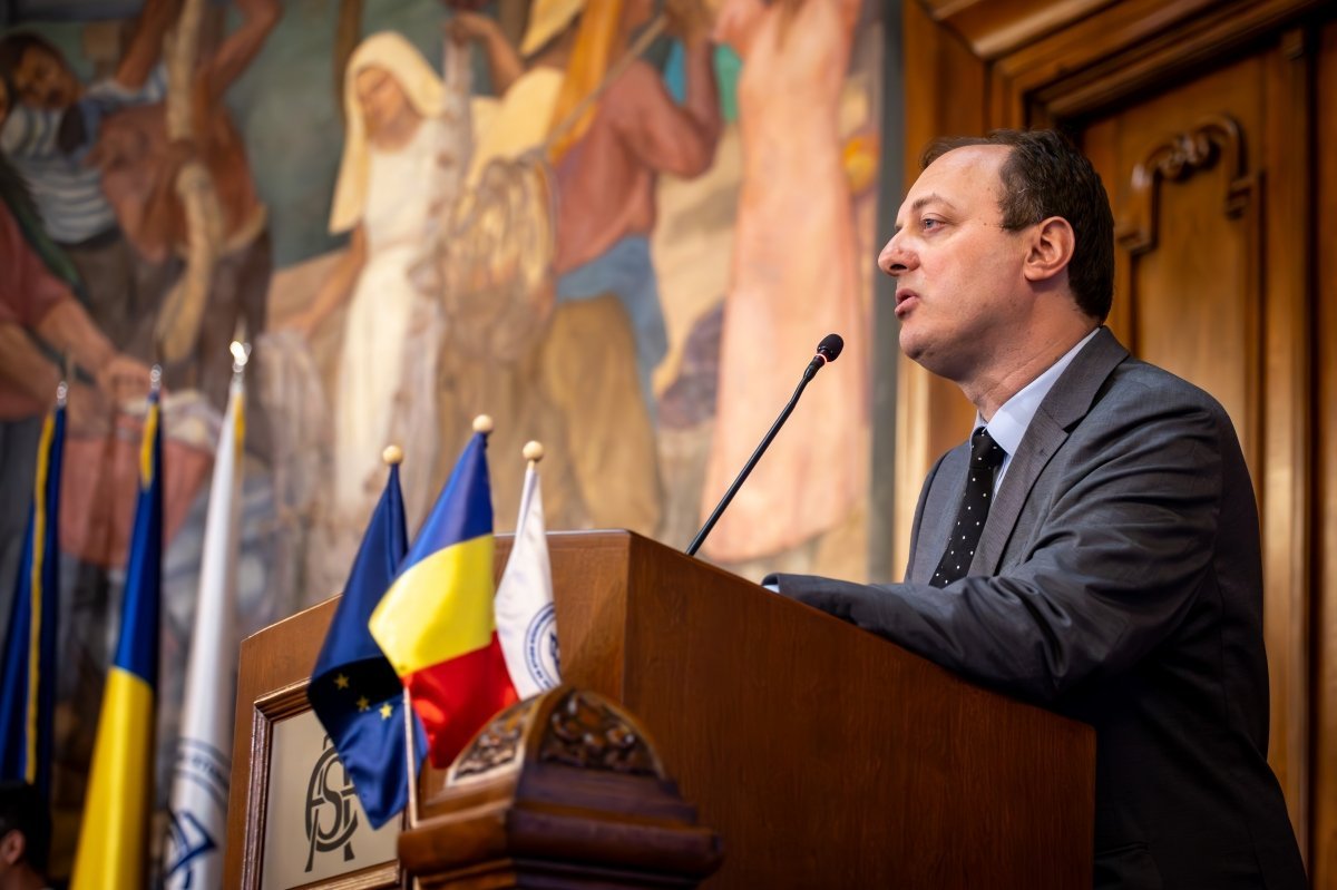 Reforma educației digitale: o necesitate urgentă într-un ritm alert Într-un context în care tehnologia evoluează cu o viteză fulminantă, statul român și sistemul de învățământ trebuie să repornească urgent procesul de adaptare pentru a ține pasul cu această revoluție digitală