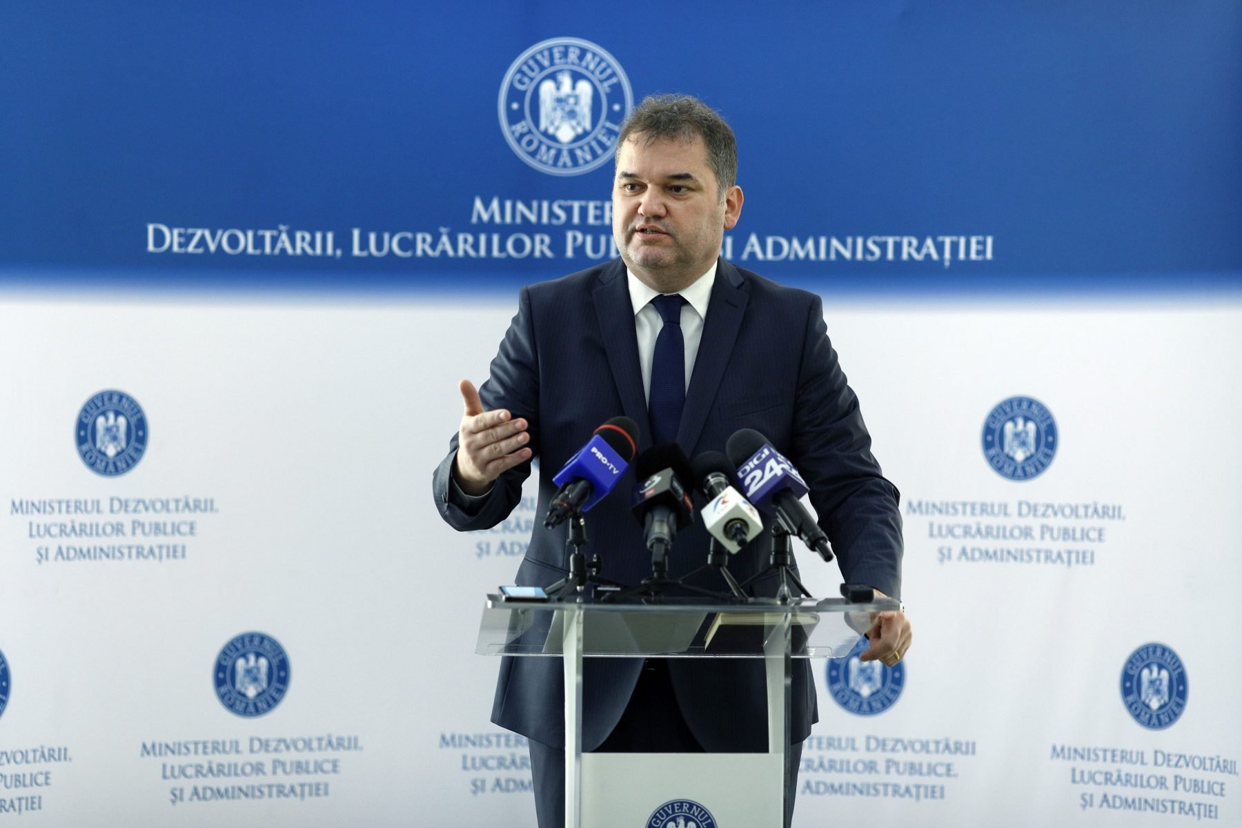 Reducerea cheltuielilor în administrația publică: un proiect controversat în dezbatere publică Ministerul Dezvoltării a lansat marți seară un proiect de lege care propune reducerea cheltuielilor în administrația publică centrală și locală cu 10%
