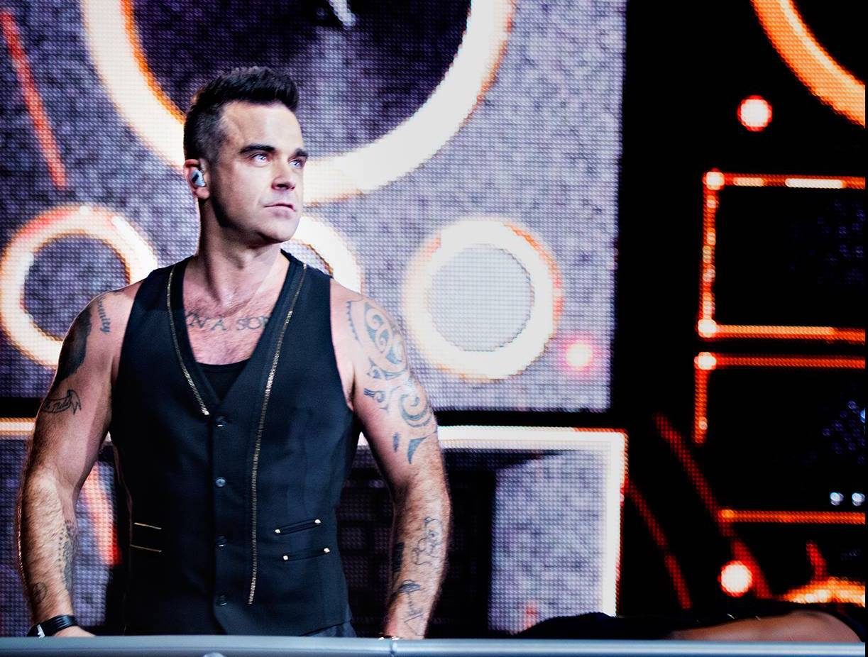 Robbie Williams, cel mai de succes artist britanic din istoria topurilor muzicale Celebrul cântăreț britanic Robbie Williams a preluat conducerea în topurile muzicale din Marea Britanie, devenind artistul cu cele mai numeroase albume pe primul loc în clasamentele oficiale, depășindu-l pe legendara formație The Beatles