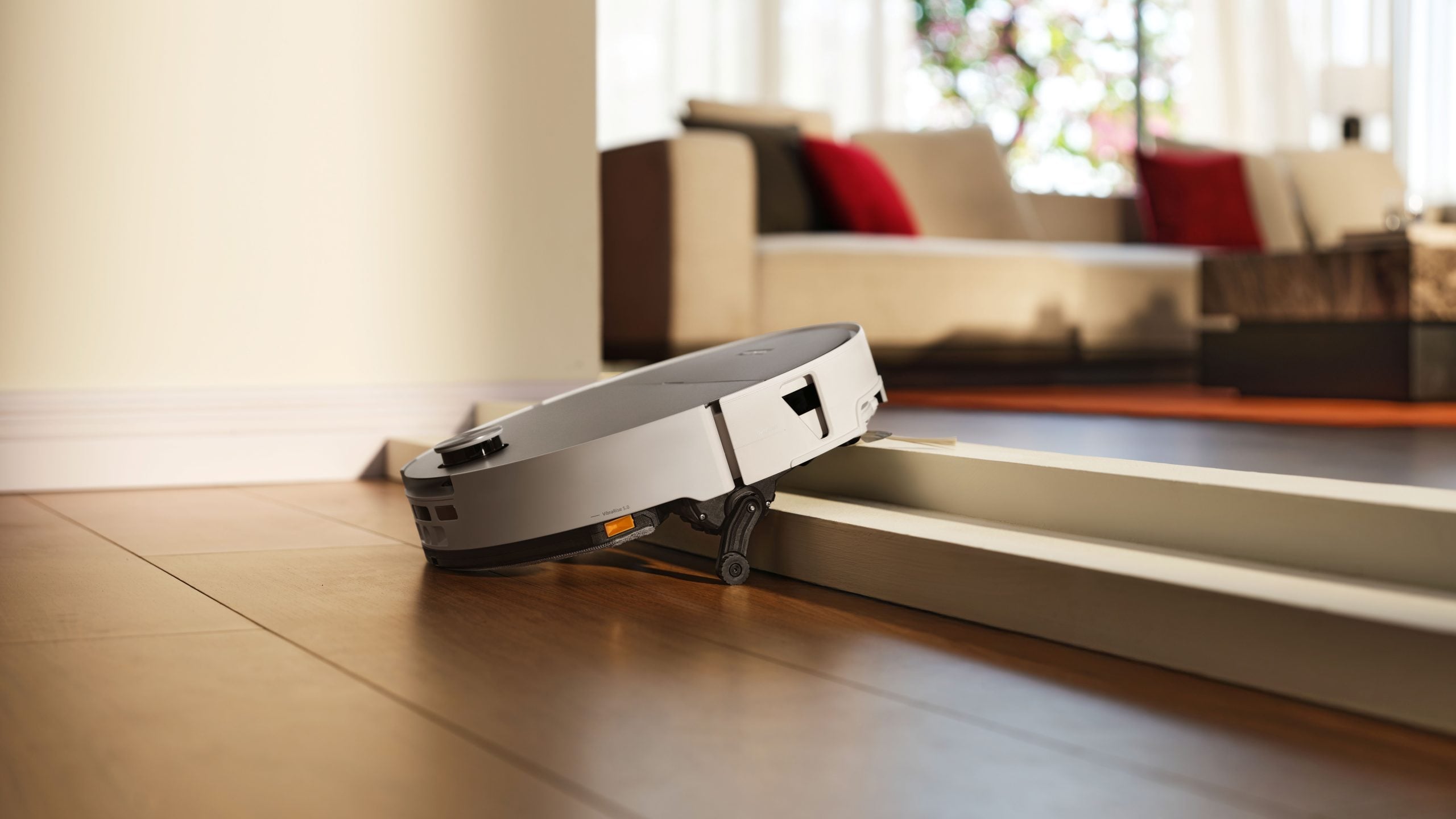 Roborock redefinește mobilitatea robotică pentru case cu etaj: la CES 2026, inovația sar făcut un salt spectaculos, aducând în prim-plan Saros Rover, un aspirator robot care promite să elimine limitele până acum impuse de scări și denivelări