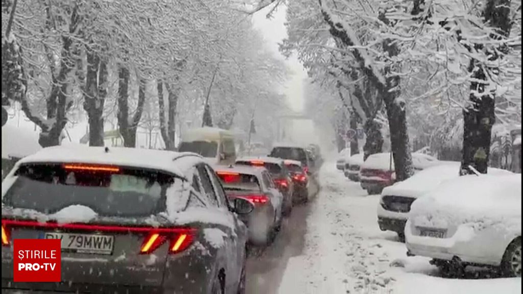 Jumătate de țară acoperită de zăpadă, blocaje în circulație Zăpada a acoperit, în ultimele zile, jumătate din România, provocând haos pe drumurile din țară