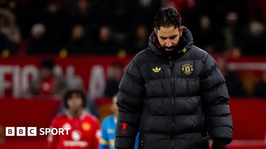 Amorim a restricționat libertatea jucătorilor, afectând performanța echipei La scurt timp după instalarea sa pe banca tehnică a clubului Manchester United, antrenorul portughez Rúben Amorim a implementat un sistem tactic bazat pe o structură clară, dar rigidă, care a dus la o scădere semnificativă a libertății individuale a jucătorilor