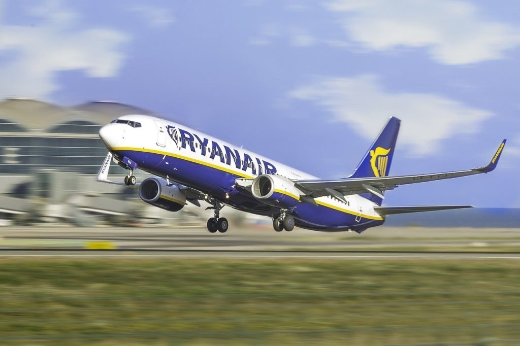 Ryanair, compania irlandeză low-cost cunoscută pentru oferta sa extensivă de rute europene, analizează posibilitatea de a închide mai multe destinații operate de pe Aeroportul Bruxelles Sud Charleroi, după ce autoritățile belgiene au majorat taxele de aeroport