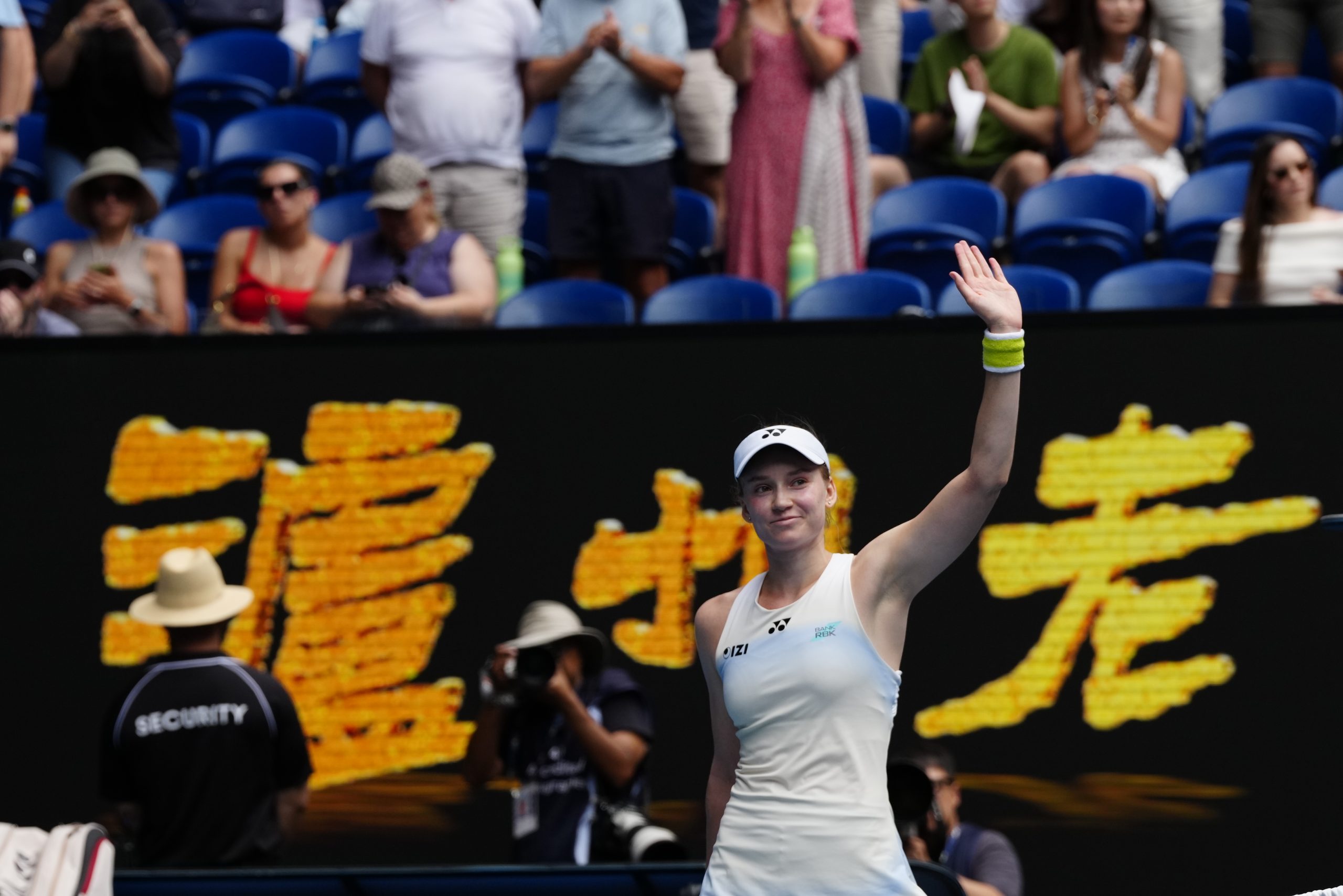 Rybakina, cu un pas mai aproape de triumf: victorie convingătoare în fața lui Swiatek Elena Rybakina a reușit o performanță remarcabilă în sferturile de finală ale Australian Open, învingând-o pe numărul 2 mondial Iga Swiatek cu 7-5, 6-1