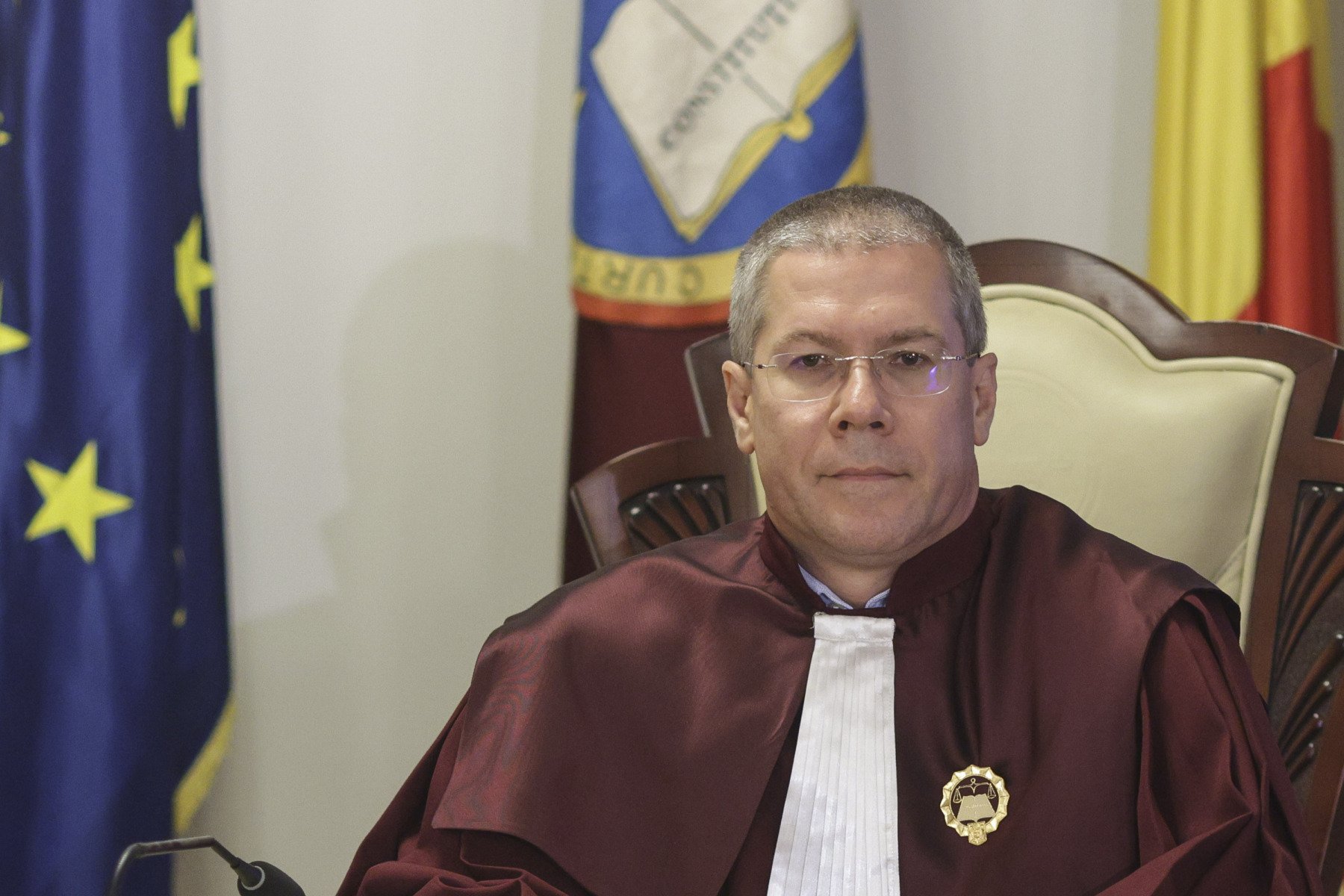 Întârzierea deciziei Curții Constituționale în privința legii pensiilor speciale ridică semne de întrebare și pune în pericol fonduri europene importante pentru România