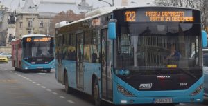 Autobuzele 122 și 137 vor opri în stația „Universitate” începând de miercuri