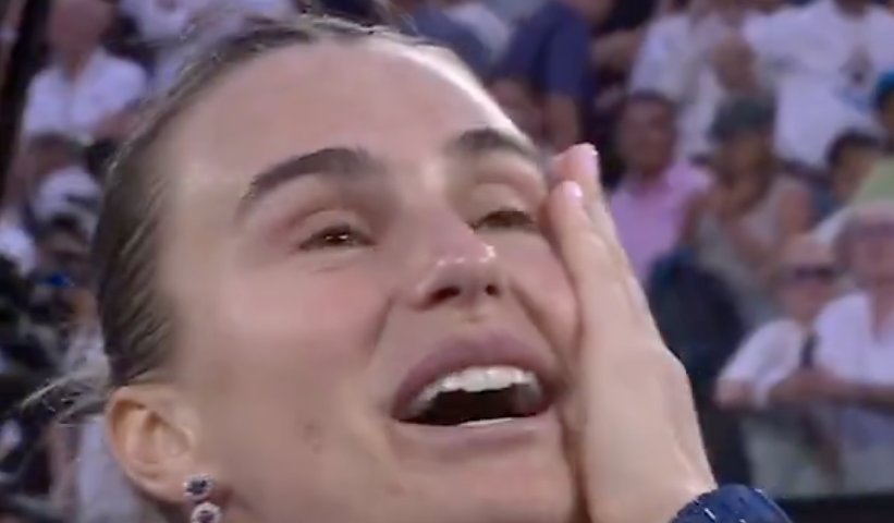 Open d'Australie > Sabalenka à Federer et Rod Laver après sa victoire au premier tour : "Est-ce que je peux prendre une photo avec vous s'il vous plaît ?"