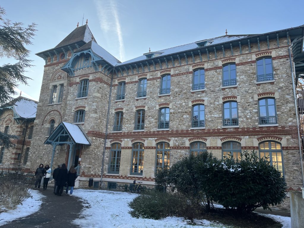 Profesor universitar care predă spionajul: Xavier Crettiez și lumea clandestină a agenților secrete Profesorul universitar Xavier Crettiez, expert recunoscut în studii de securitate și relații internaționale, a făcut recent o declarație inedită ce a stârnit controverse în mediul academic și nu numai