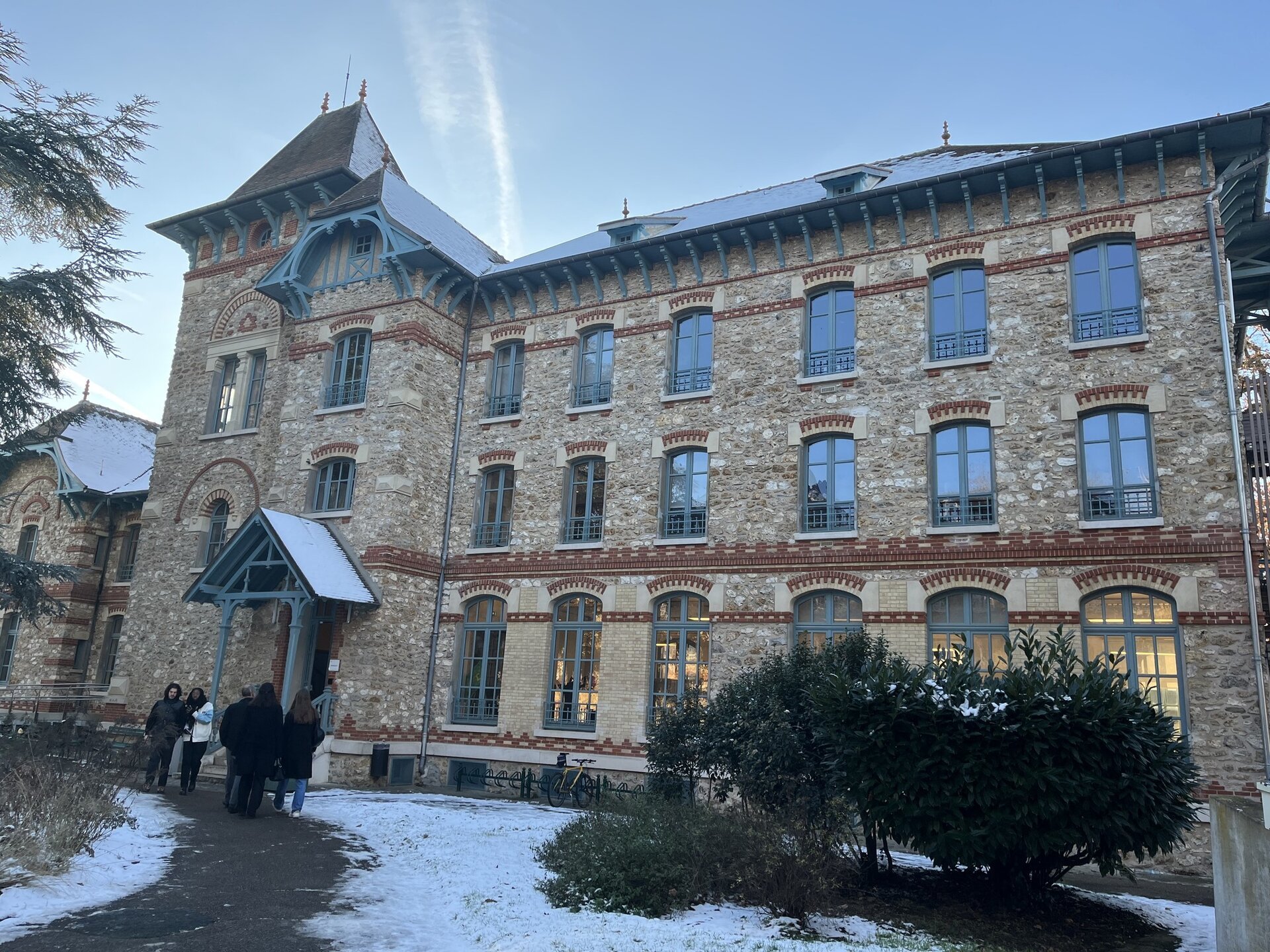 Profesor universitar care predă spionajul: Xavier Crettiez și lumea clandestină a agenților secrete Profesorul universitar Xavier Crettiez, expert recunoscut în studii de securitate și relații internaționale, a făcut recent o declarație inedită ce a stârnit controverse în mediul academic și nu numai