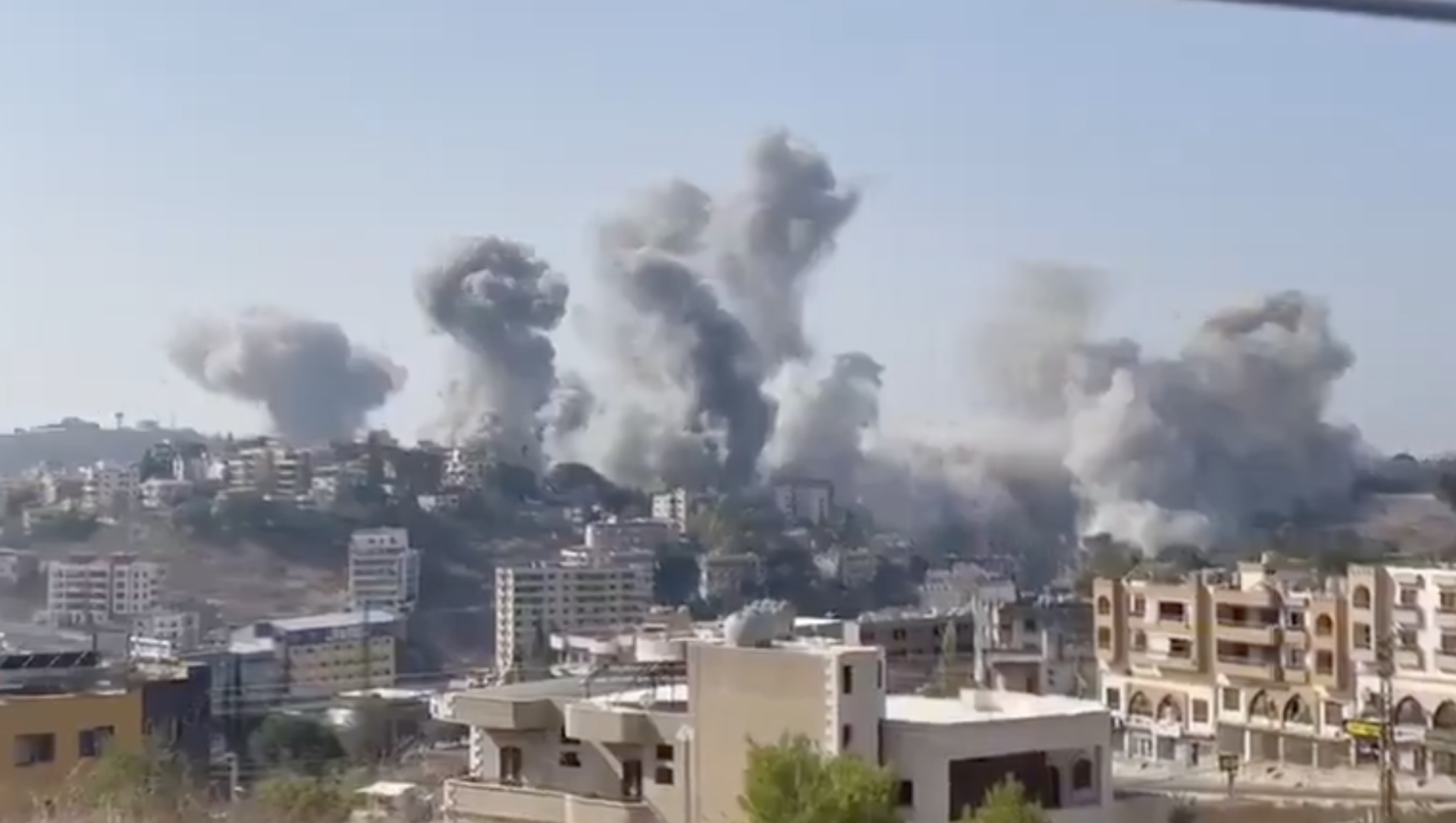 Israela lansează raiduri în sudul Libanului, escaladând tensiunile în regiune Tensiunile din Orientul Mijlociu au escaladat dramatic duminică, după ce armata israeliană a efectuat zeci de bombardamente în sudul Libanului, vizând ceea ce oficialii israelieni susțin că sunt infrastructuri militare ale grupării Hezbollah