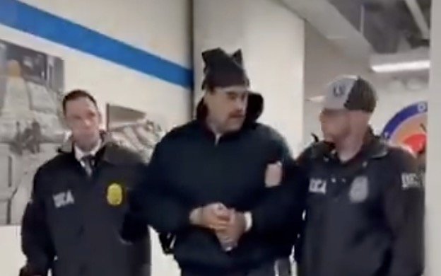 Nicolás Maduro, față în față cu justiția americană: pledoarie de nevinovăție în prima sa apariție în instanță din New York Condamnat de opoziție și de comunitatea internațională pentru polarizarea politică din Venezuela, fostul președinte Nicolás Maduro a făcut o apariție surprinzătoare în fața unui tribunal din New York, unde a pledat nevinovat la acuzațiile grave de trafic de droguri și arme