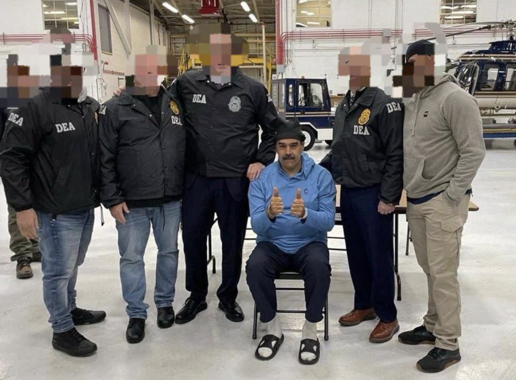 Maduro adresează un „La mulți ani” ofițerilor federali americani în timpul escortării sale spre o închisoare de maximă siguranță din New York Senegalașul Nicolás Maduro, fost președinte al Venezuelei, a fost vizibil însoțit de un ceremonial neașteptat joi seara, când a fost escortat de oficiali federali americani spre o închisoare de maximă siguranță din New York